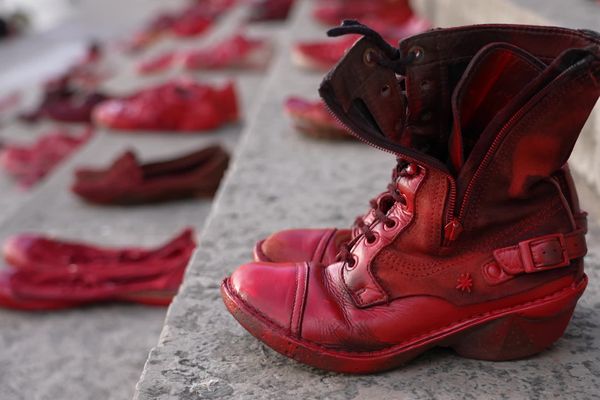 Des chaussures rouge sang pour symboliser les victimes de féminicides