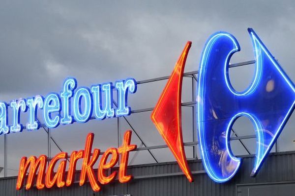 Un sdf d'environ 50 ans a été retrouvé mort sur le parking du Carrefour market d'Avesnelle, le matin 25 novembre 2015.