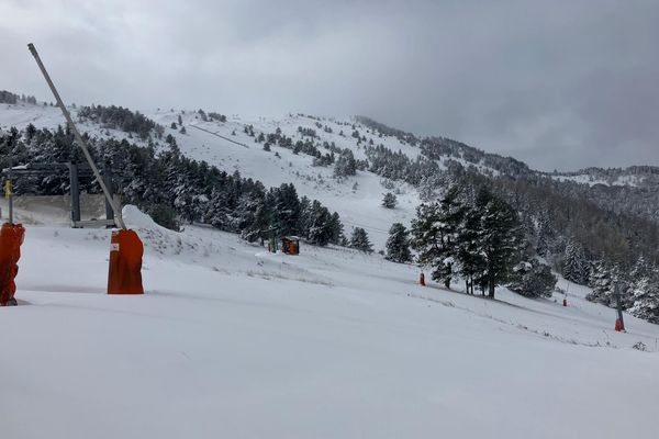 Il est tombé 20 cm de neige à Camurac dans l'Aude, l'ouverture programmée normalement le 21 décembre 2024.