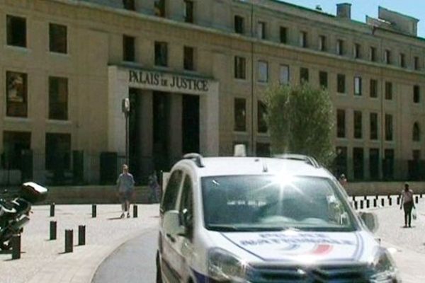 Nîmes - la police devant le palais de justice - 2013.