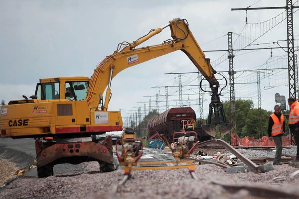 La pose des premiers rails sur le tronçon de LGV Tours-Bordeaux