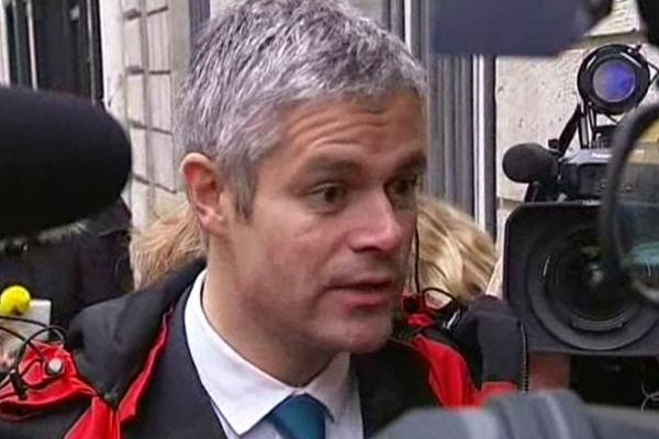 Entouré par les photographes et les caméras, le député UMP de Haute-Loire Laurent Wauquiez a livré sa position pour sortir de l'impasse : "L'urgence, c'est de revoter."