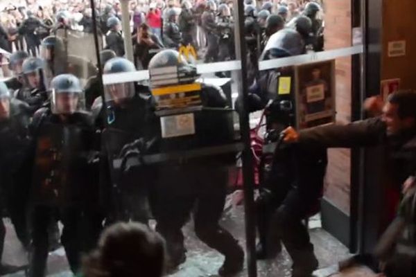 Les CRS entrent brisant la vitrine du Mc Do