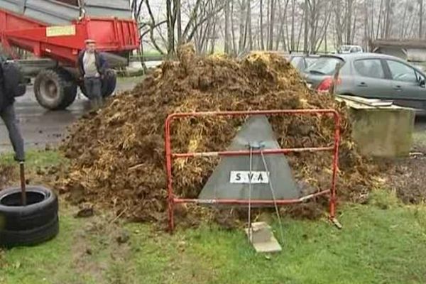 Les agriculteurs du canton de Monsalvy ont offert 30 tonnes de fumier à l'association des jardins du foyer d'Aurillac