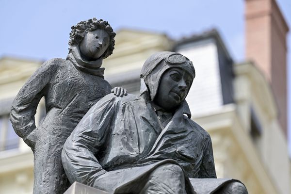 Statue de Saint-Exupéry, avec l'immortel Petit prince derrière lui, sur la place Bellecour, à Lyon.