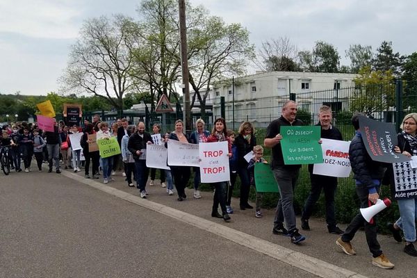 Enseignants et parents d'élèves devant le collège de Rosheim, manifestant et criant des slogans "collège en colère!"