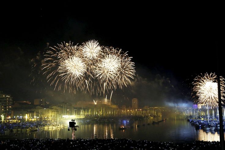 Feux D Artifice Dans Les Bouches Du Rhone Marseille Reporte D Autres Annulent A Cause Du Vent