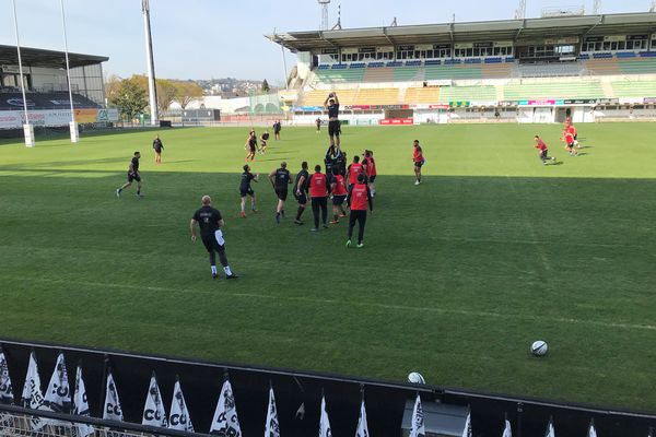 Derniers réglages pour les Brivistes sur la pelouse d'honneur du Stadium.