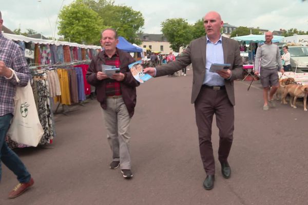 Le candidat du Rassemblement national Franck Simon, sur le marché de Carentan (Manche), le 17 juin 2024.