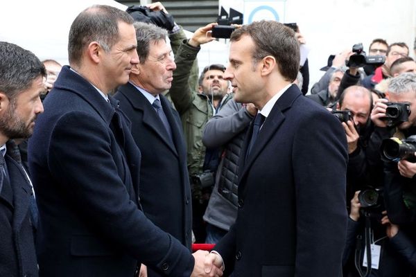 Ce mercredi 3 avril, à la veille de l’arrivée d’Emmanuel Macron en Corse, une question reste sans réponse : le président de la République et Gilles Simeoni vont-ils se rencontrer ? 