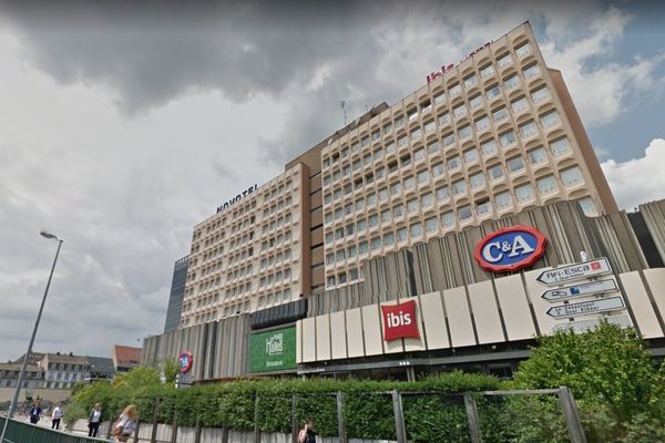 L'hôtel Ibis des Halles occupe une dizaine d'étages s'étendant au-dessus du centre commercial du même nom.