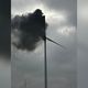 Une éolienne en feu le long de l'A29, à l'est d'Amiens, vendredi 22 mars 2024 au matin.