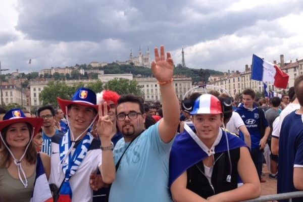 04/07/14 - Ambiance place Bellecour à moins de 30 minutes du coup d'envoi de la rencontre France-Allemagne