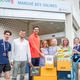 Remise de colis emplis de nourriture par la délégation britannique s'entraînant à Reims. Le très grand monsieur (1,87 mètre) est un ancien joueur de volley-ball britannique.