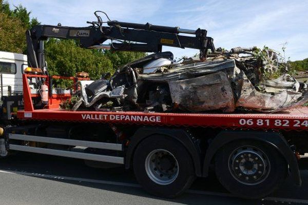 Le véhicule 406 Peugeot après l'accident mortel qui a tué 4 passagers et gravement blessé un cinquième. 