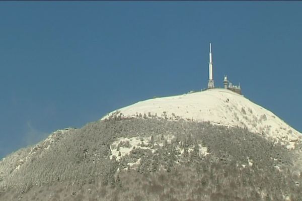 La neige a fait son retour sur le sommet du Puy-de-Dôme 