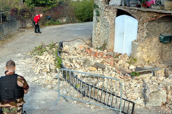 Le chercheur remarque le caractère très atypique du séisme qui a touché Le Teil, qui a notamment "cassé la surface (...) Et ça, dans les 100 dernières années, ça ne s'était jamais vu en France."