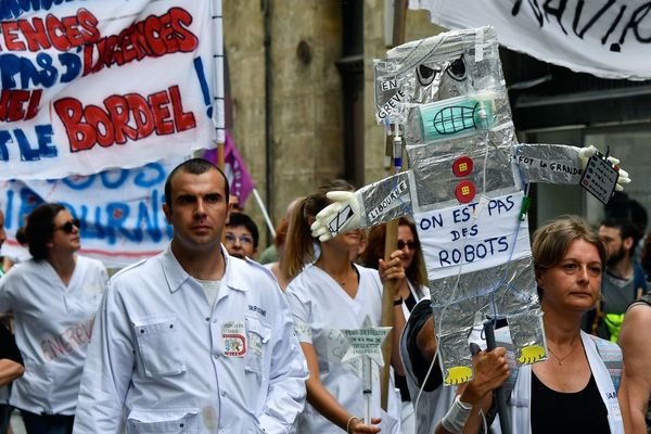 Archives : manifestation le 2 juillet 2019 à Bordeaux contre le manque de moyens dans les services d'urgences du CHU. 
