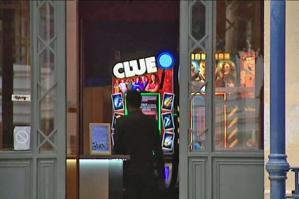 Le 17 octobre 2016, un homme ressemblant à Xavier Dupont de Ligonnès a été aperçu dans le casino de Néris-les-Bains, dans l'Allier. Après vérification, il ne s'agissait pas de l'homme recherché depuis 2011 pour le meurtre supposé de sa femme et de ses 4 enfants à Nantes.