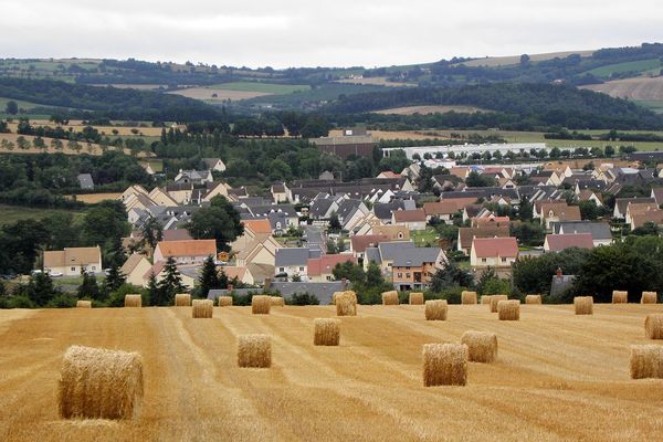 Dans le Calvados, ce LUNDI, un ciel encombré à Thury-Harcourt.