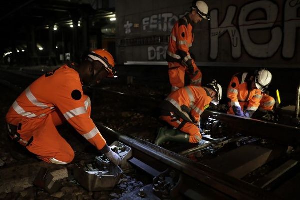 Des ouvriers sur un chantier du RER C en janvier 2018.