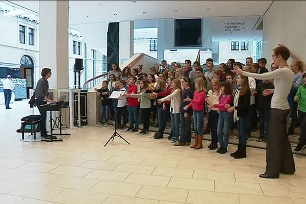Des élèves français et allemands ont chanté au sein d'un seul chœur pour commémorer la fin de la 1ère guerre mondiale.  