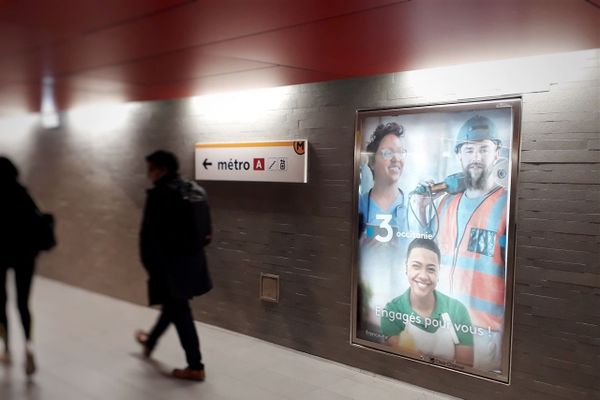 Affiche "Engagés pour vous !" dans le métro toulousain.