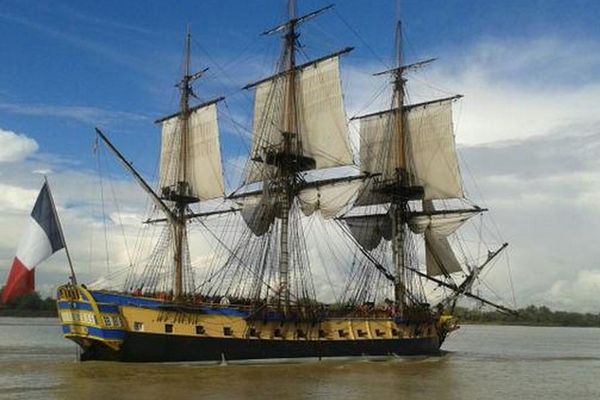 L'Hermione remonte l'estuaire de la Gironde, le 13 octobre 2014, après 6 jours d'escale à Bordeaux