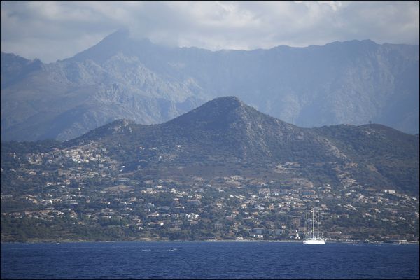 L'Ile Rousse vue de la mer.