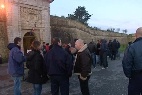 Les gardiens de prison devant le pénitencier de St-Martin-de-Ré ce mardi matin 19 mars 2013.