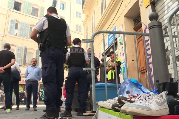 Des policiers ont patrouillé le quartier en espérant interpeller les vendeurs à la sauvette.