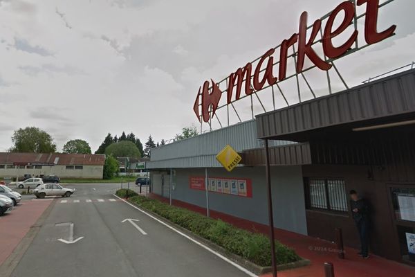 L'accident s'est produit sur cette façade du Carrefour Market de Blagny, à peu près sous le panneau de presse.