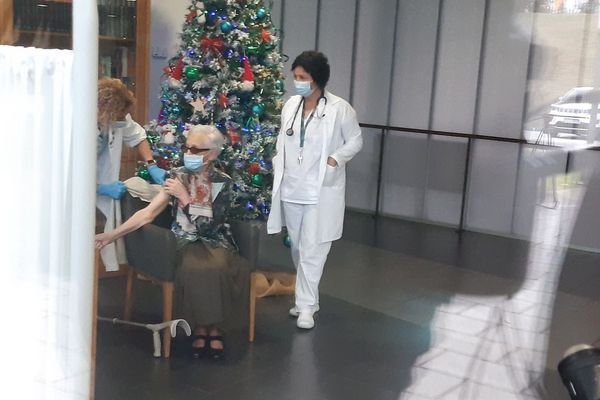 Bernardina, première résidente de Fontarrabie vaccinée contre la Covid ce 27/12/20.