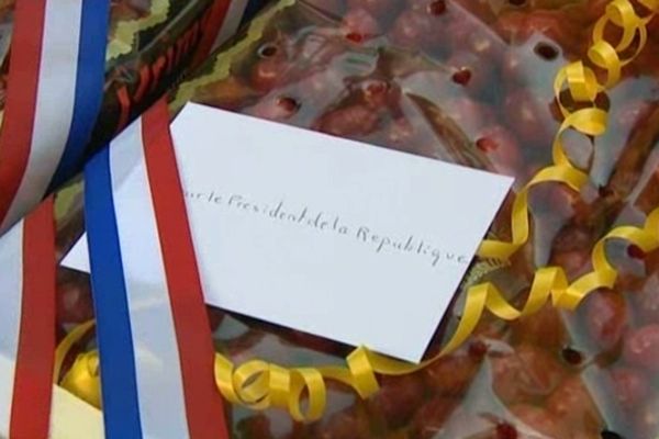 Des cerises de Céret (P.O.) pour le président François Hollande 