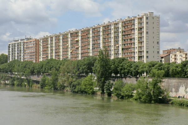 Le feu s'est déclaré dans un appartement du 3e étage de cette immeuble situé en bord de Garonne à Toulouse (Haute-Garonne).