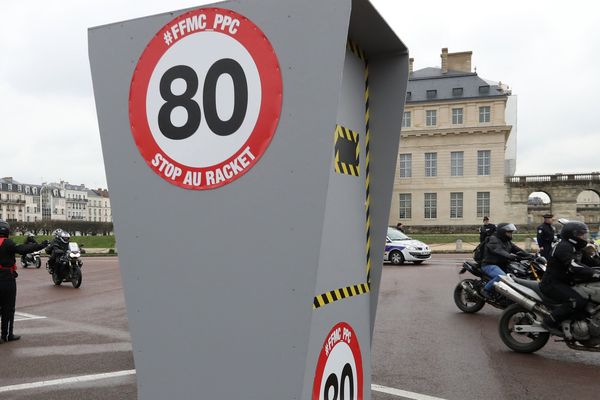 Des stickers "stop au racket" apposés sur des radars, lors d'un mouvement de protestation contre les 80km/h. 