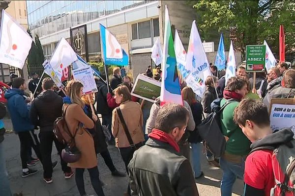 Des dizaines d'enseignants ont manifesté devant le rectorat de Lille ce jeudi.