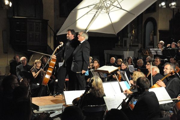 Rolland Audibert-Chinault et son fils ainé Frederic Audibert lors d'un concert où le violoncelle était mis à l'honneur dans cette famille dédiée a cet instrument si particulier.