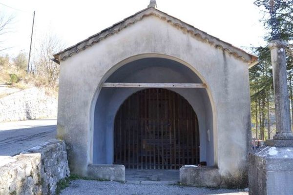 La façade de la chapelle de Roquesteron.