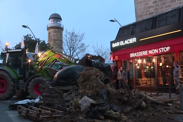 Les agriculteurs ont déversé des palettes et du fumier devant cette brasserie, à Brive, le 29 janvier 2024.