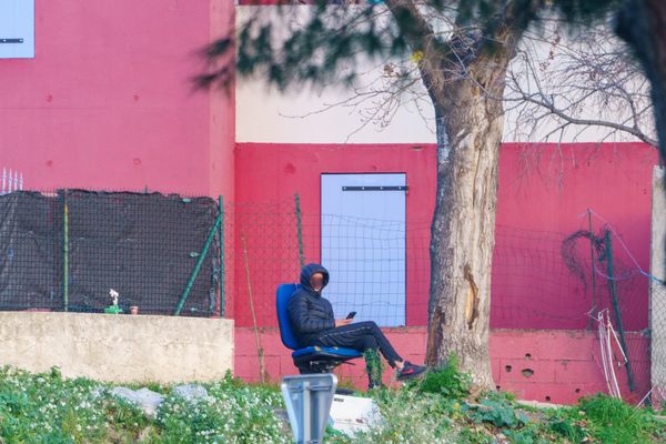 Guetteur à la cité La Paternelle, à Marseille.