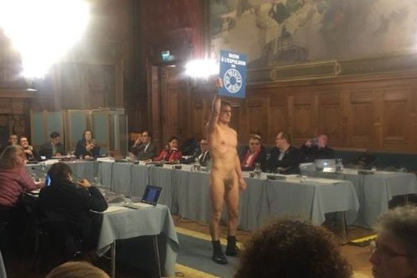 Un homme se met nu en plein conseil d'arrondissement, à la mairie du 14ème, à Paris, le 27 novembre 2017.