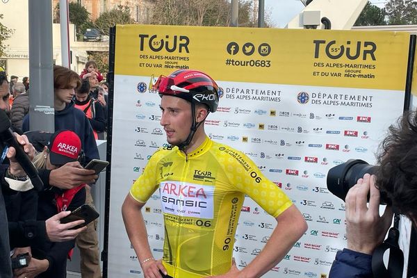 Kévin Vauquelin, maillot jaune, remporte la 55e édition du Tour.