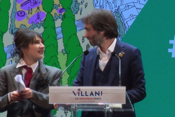 Invitation surprise de la comédienne et humoriste Marie s'infiltre lors du meeting de Cédric Villani au Trianon à Paris le 5 février 2020.