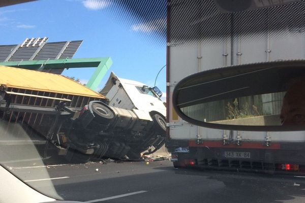 Les pompiers ont été prévenus à 16 h 25. Un camion s'est couché sur la rocade toulousaine ce jeudi après-midi.