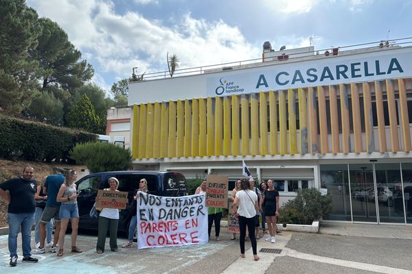 Ce mercredi 3 juillet, des parents d’enfants pris en charge par l’IEM A Casarella se sont réunis devant l’établissement.