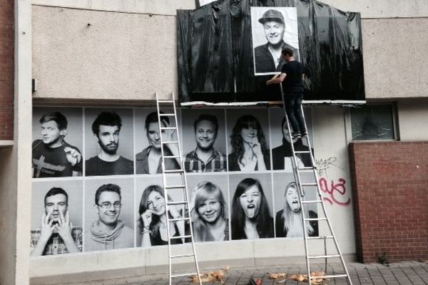 En pleine installation des photos ce mardi à Valenciennes.