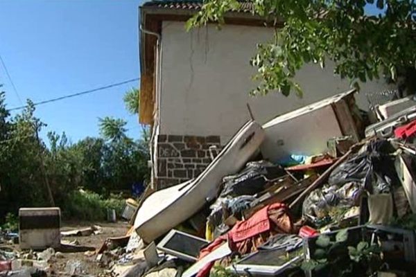 Les roms occupent cette maison et ce terrain, dans un état déplorable, depuis début 2012.