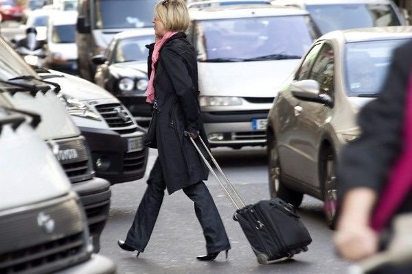 Un piéton au milieu du trafic: un mort toutes les deux minutes dans un accident de la voie publique selon l'O.M.S.