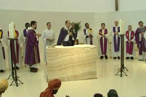 MGR Barbarin consacre l'autel de cette toute nouvelle église. 2 Décembre 2012